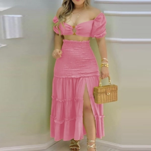 Détail d'une jupe longue à taille haute avec fente haute et imprimé floral en mousseline
