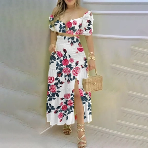 Détails de l'ensemble deux pièces floral avec jupe maxi fendue et motif de roses