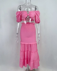 Détail de l'ensemble rose deux pièces avec haut à anneau et jupe longue à taille haute