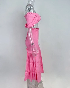Détail de l'ensemble haut court à manches bouffantes et jupe longue plissée rose