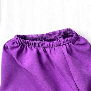 Gros plan détaillé de la taille élastique avec coutures sur la jupe violette imprimée