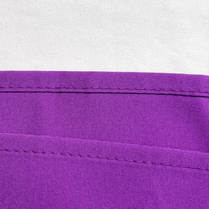 Gros plan sur la texture du tissu violet avec double couture de qualité sur cet ensemble chic