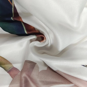 Macro di tessuto twill bianco con strisce multicolori e una finitura lucida e liscia