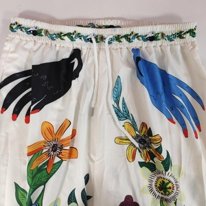 Détail de la taille élastique avec cordon de serrage sur un short imprimé au style artistique