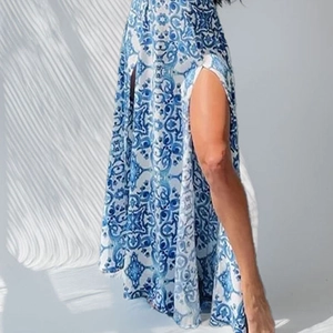 Détail d'une robe maxi à imprimé Majolica bleu et blanc avec une fente latérale haute