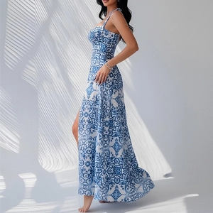 Robe longue fleurie bleue et blanche avec col en V, fente haute et licou élégant