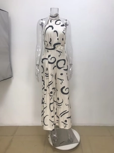 Détail d'une élégante combinaison dos nu à jambes larges avec motifs abstraits noirs