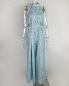 Détail de la combinaison bleu clair sans manches à jambes larges et motifs abstraits
