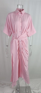 Détail de la taille nouée et de la patte de boutonnage sur robe chemise rose