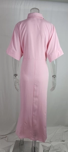 Vue arrière d'une robe mi-longue rose à manches courtes avec lien élégant à la taille