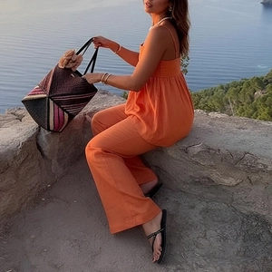 Completo da vacanza arancione due pezzi con top a bretelle e pantaloni larghi in lino