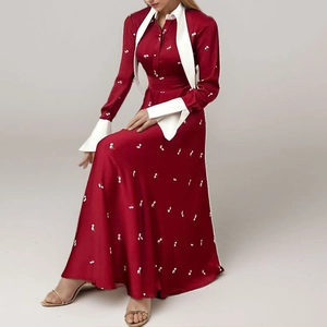 Robe rouge élégante à fleurs avec col blanc contrastant et poignets évasés