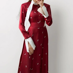 Robe élégante rouge foncé à manches longues avec col marin blanc et imprimé floral