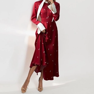 Robe midi élégante en satin bordeaux avec col français blanc et broderie florale fine