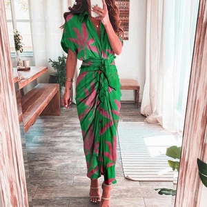 Détail de la robe longue verte à imprimé tropical violet et ceinture ajustable à la taille