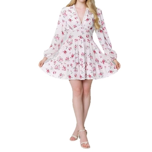 Robe courte élégante blanche à fleurs avec col en V, dentelle et manches longues
