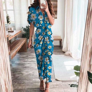 Détail de la robe longue fleurie bleu marine avec col en V et taille nouée