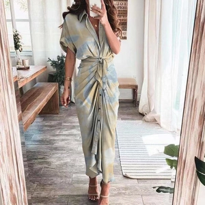 Détail de robe tie-dye artistique avec ceinture à nouer et col de chemise boutonné