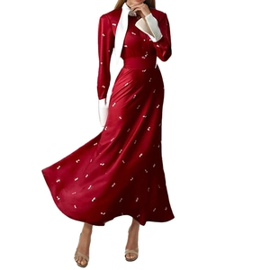 Robe longue rouge élégante au style vintage avec col blanc et motif floral chic