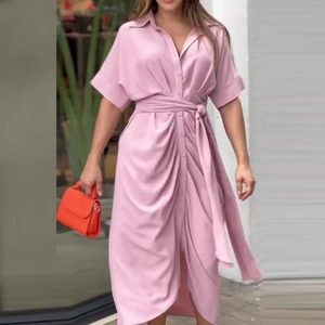 Robe chemise rose élégante à manches courtes avec ceinture à nouer et boutons