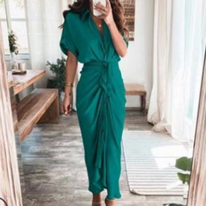 Élégante robe chemise à manches longues vert émeraude avec col à revers et lien à la taille