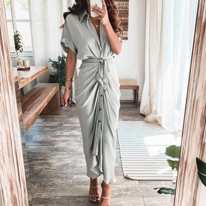 Robe midi en satin vert sauge avec manches courtes, col et taille nouée