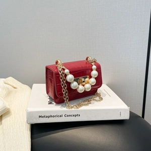 Sac rouge motif crocodile avec perles élégantes et bandoulière chaîne dorée
