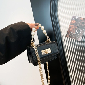 Mini sac effet crocodile avec poignée en perles et bandoulière chaîne dorée en noir