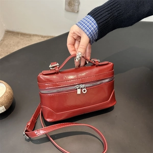 Sac à main rétro en cuir verni rouge foncé brillant avec détails métalliques