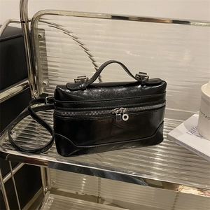 Sac à main vintage en cuir verni noir avec double fermeture éclair et bandoulière