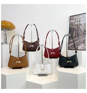Détail de sacs sous les bras en cinq couleurs avec boucles en H dorées élégantes