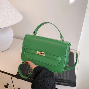 Sac à main chic vert style Kelly avec boucle dorée et bandoulière en décor lifestyle