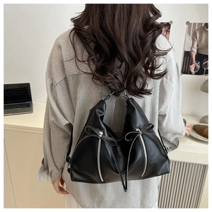 Detailansicht der schwarzen matten Ledertasche mit Schleifen- und Reißverschlussdetails