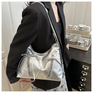 Silberne Metallic-Hobo-Tasche mit Schleifen und Doppelreißverschluss an der Schulter