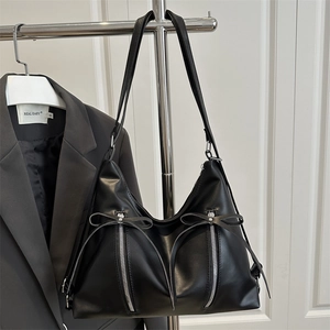Schicker schwarzer Shopper mit Schleife und Doppelreißverschluss für modebewusste Damen