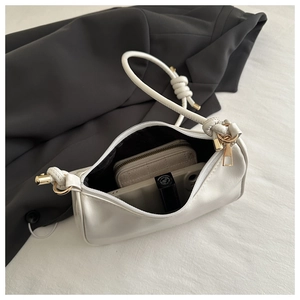 Détail du sac bandoulière blanc en cuir avec bandoulière nouée et dorures