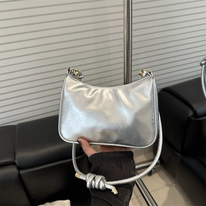Sac sous le bras croissant argenté en cuir métallisé plissé avec bandoulière nouée