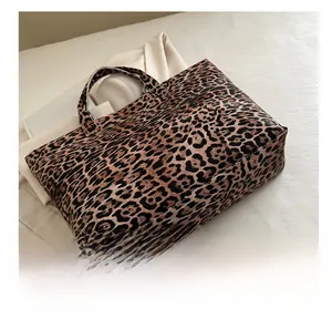 Vue détaillée du fond du grand sac cabas avec motif léopard et texture en tissu