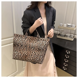 Sac cabas chic à motif léopard mis en scène dans un intérieur moderne avec mannequin
