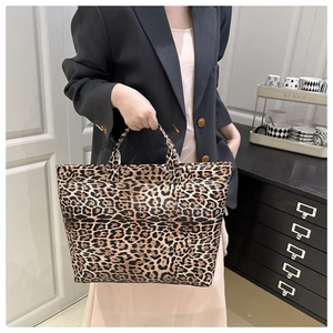 Vue lifestyle d'un grand sac cabas à motif léopard avec une tenue chic et décontractée