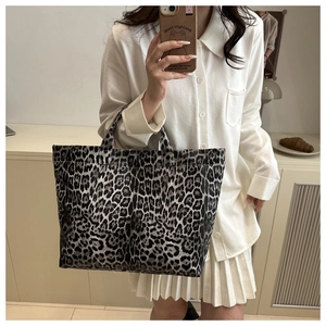 Vue latérale d'un grand sac cabas en toile à motif léopard pour le quotidien