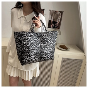 Détail d'un grand sac cabas à motif léopard avec une texture douce pour le quotidien