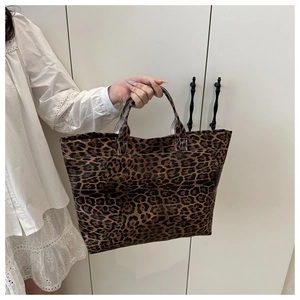 Détail d'un grand sac fourre-tout à imprimé léopard avec doubles poignées robustes