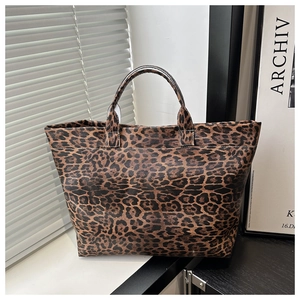 Détail du sac cabas vintage à motif léopard sur un fond urbain et minimaliste élégant