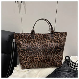 Détail d'un sac cabas rétro léopard en similicuir texturé avec coutures soignées