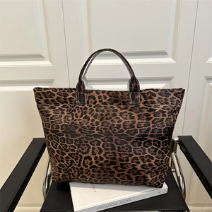 Grand sac cabas léopard avec doubles poignées pour femme, présenté dans un intérieur moderne
