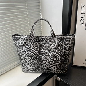 Grand sac cabas imprimé léopard avec doubles poignées dans un décor minimaliste