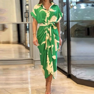 Elegante vestido camisero con estampado de mármol verde, cuello solapa y cinturón
