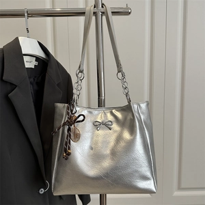Französischer Stil Damen PU Leder Tote Bag Mit Schleife Silberne Kette Metallic Crinkle Unterarm Schultertasche Für Alltag