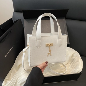 Nouveau Sac Bandoulière Femme en Cuir PU Motif Litchi Sac à Main Carré Avec Pendentif Cerf Doré Sac Décontracté